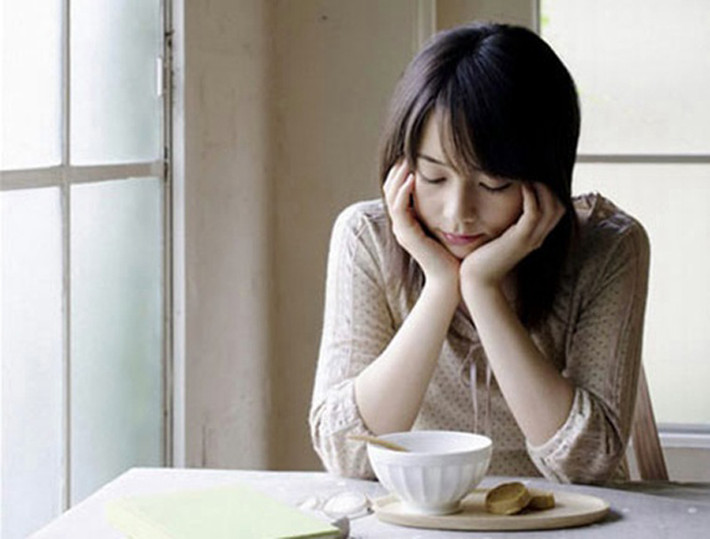 Bỏ bữa sáng. Các nhà khoa học cảnh báo, bỏ bữa sáng thường xuyên dễ gây sỏi mật, ung thư túi mật. Nguyên nhân bởi sau 8 giờ nghỉ ngơi, dịch mật trong cơ thể khá dồi dào. Việc nạp năng lượng kịp thời góp phần ngăn cản quá trình tạo sỏi. Ngược lại, không ăn sáng dễ gây nên tình trạng tạo sỏi, hình thành ung thư túi mật.