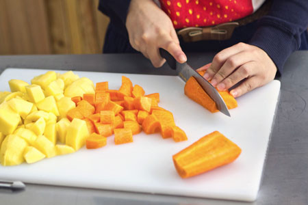 Tận dụng các loại rau củ. Để giảm độ cay, có thể cho thêm các loại rau củ như cà rốt, khoai tây cắt nhỏ vào nồi. Lượng nước, đường trong các nguyên liệu này sẽ nhanh chóng giúp món ăn trở nên chuẩn vị hơn.