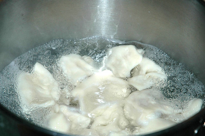 Luộc há cảo. Để món há cả chín đều, thơm mềm mà không bị nát, tận dụng một vài lát hành tây vào trong quá trình luộc. Lưu ý, để món ăn chuẩn vị, phải đun sôi hành tây rồi mới cho há cảo vào chế biến.