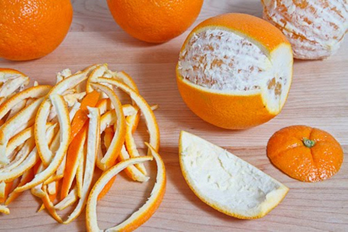 Ngăn mèo ị bậy. Với những chú mèo không chịu vào khuôn khổ, bạn nên dùng vỏ cam để ngăn chặn chúng phóng uế ở những nơi không mong muốn.