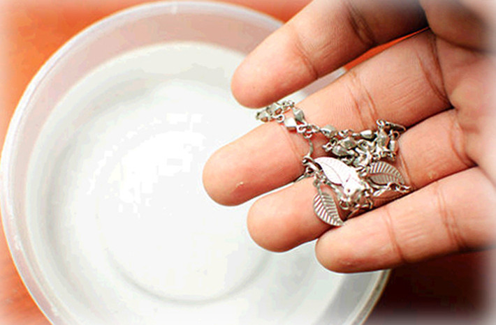 Đánh bóng đồ bạc. Đồ bạc dùng lâu ngày dễ trở nên đen xỉn. Thay vì mất tiền để làm sạch tại các hiệu vàng, bạn có thể dùng các sợi xơ còn dính ở mặt trong vỏ chuối chà nhẹ lên đồ trang sức rồi lau lại bằng vải mềm.