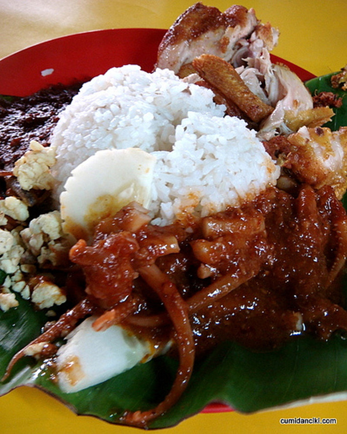 Nasi Lemak. Nasi Lemak là món truyền thống được chế biến bằng cách nấu gạo chung với nước cốt dừa. Nasi Lemak tuyệt ngon khi được thưởng thức kèm dưa leo, cá con chiên, lạc rang, sốt ớt, trứng luộc, rau cải hoặc thịt bò kho…