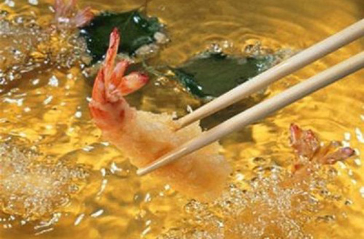 Đồ rán. Dù sở hữu hương vị thơm ngon, hấp dẫn song bạn cần tránh thưởng thức quá nhiều đồ rán. Theo các nhà khoa học, dầu mỡ, cholesterol trong những thực phẩm này có khả năng kích thích tiết mật, “nuôi dưỡng” sỏi mật.