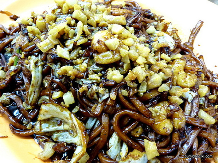 Hokkien Mee. Hokkien Mee không thích hợp cho những người sợ ngấy. Món ăn được chế biến từ thành phần chính như mì vàng om với nước tương đen, thịt heo, mực, cá, bánh và bắp cải. Đặc biệt, món ăn sử dụng khá nhiều mỡ lợn khiến người thưởng thức nhanh ngán.
