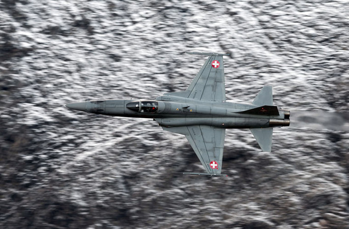 F-5E Tiger II được thiết kế cho nhiệm vụ phòng không, trinh sát, tấn công mục tiêu mặt đất. F-5E có chiều dài 14,45m, sải cánh 8,13m, cao 4,08m, trọng lượng cất cánh tối đa 11,1 tấn. Ảnh minh họa