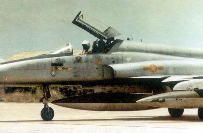 Theo đó, sau 1975, Không quân Nhân dân Việt Nam đã thu được khoảng 877 máy bay quân sự của VNCH. Trong số đó có 250 chiếc trong tình trạng tốt sử dụng được ngay, đặc biệt có khoảng 71 chiếc là máy bay chiến đấu, gồm: 41 tiêm kích F-5; 23 cường kích A-37 và 5 cường kích AD-6. Trong ảnh là tiêm kích F-5E trong biên chế Không quân Nhân dân Việt Nam.
