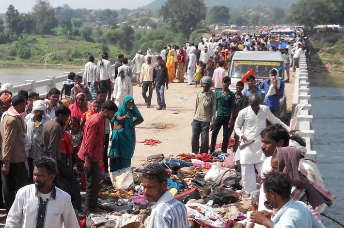 Tháng 2 năm nay, 36 người hành hương trở về từ Kumbh Mela đã chết thảm ở trạm xe lửa Allahabad sau khi một cây cầu đi bộ bị sập.