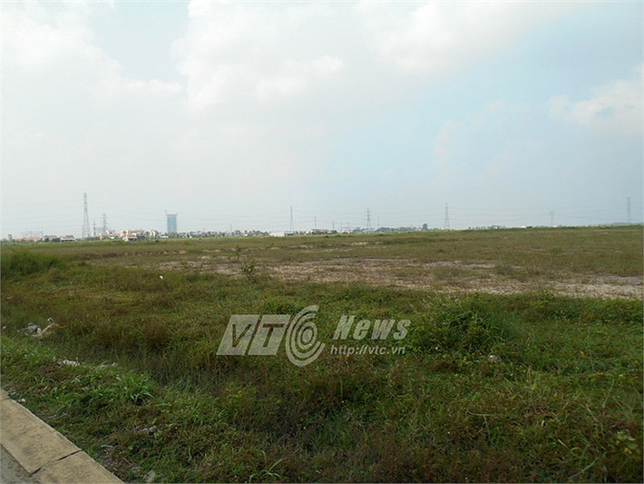 Khu vực dự kiến làm nhà ở cho công nhân bị bỏ trống, cỏ mọc um tùm.