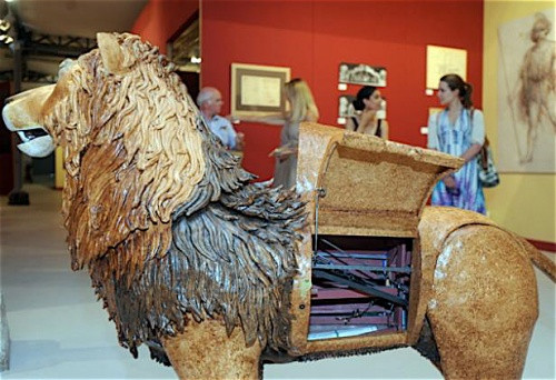 Năm 2009, nhà thiết kế thiết bị tự động Italy Renato Boaretto tạo ra sư tử máy dựa theo phác họa sơ bộ của danh họa Leonardo Da Vinci thời phục hưng. Con sư tử máy dài 1,9m, cao 1,3m và trông rất thân thiện. Nó có thể đi lại, xoay đầu, vẫy đuôi và há miệng.