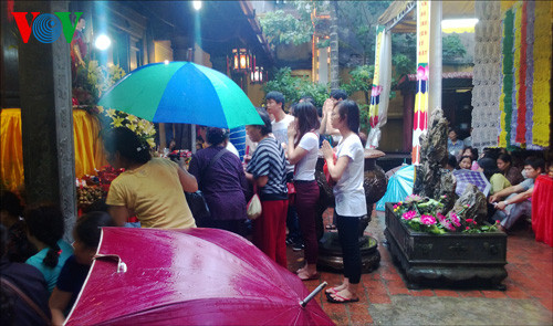 Bên trong điện Tam Bảo, ngay từ 16h, lượng người làm lễ đã chật kín.