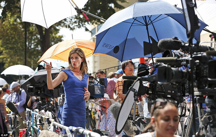 Phóng viên Natalie Morales của Đài NBC ở Mỹ tường thuật trực tiếp từ bên ngoài bệnh viện St Mary's London khi cả thế giới đang đợi tin vui của Hoàng gia Anh.