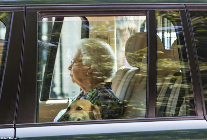 Nữ hoàng Elizabeth II được thấy trở lại điện Buckingham từ lâu đài Windsor ở ngoại ô London vào giữa chiều qua.