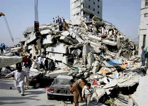 6. Trận động đất kinh hoàng ngày 8/10/2005 ở tây bắc Pakistan và Kashmir giết chết gần 80.000 người.