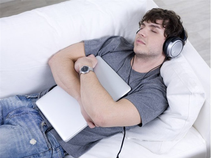 Lười thể dục: Đa phần đàn ông không tập thể dục rất dễ cảm thấy mệt mỏi, chậm phát triển trí não, căng thẳng thần kinh. Họ thường trở nên khó chịu và dễ bị bệnh, dẫn đến đời sống tình dục giảm sút.