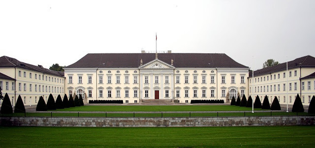 6. Điện Bellevue là một lâu đài ở trung tâm Berlin, nằm trên bờ phía bắc của công viên Tiergarten, bên cạnh Spree, gần Đài Chiến Thắng Berlin. Nơi đây trở thành dinh thự của Tổng thống Đức kể từ năm 1994.