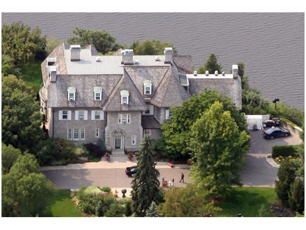 11. Nơi cư ngụ chính thức của Thủ tướng Canada là ngôi nhà 24 Sussex Drive tại Ottawa, Ontario còn văn phòng chính thức của Thủ tướng nằm trong Tòa nhà Quốc hội, cũng tại Ottawa.