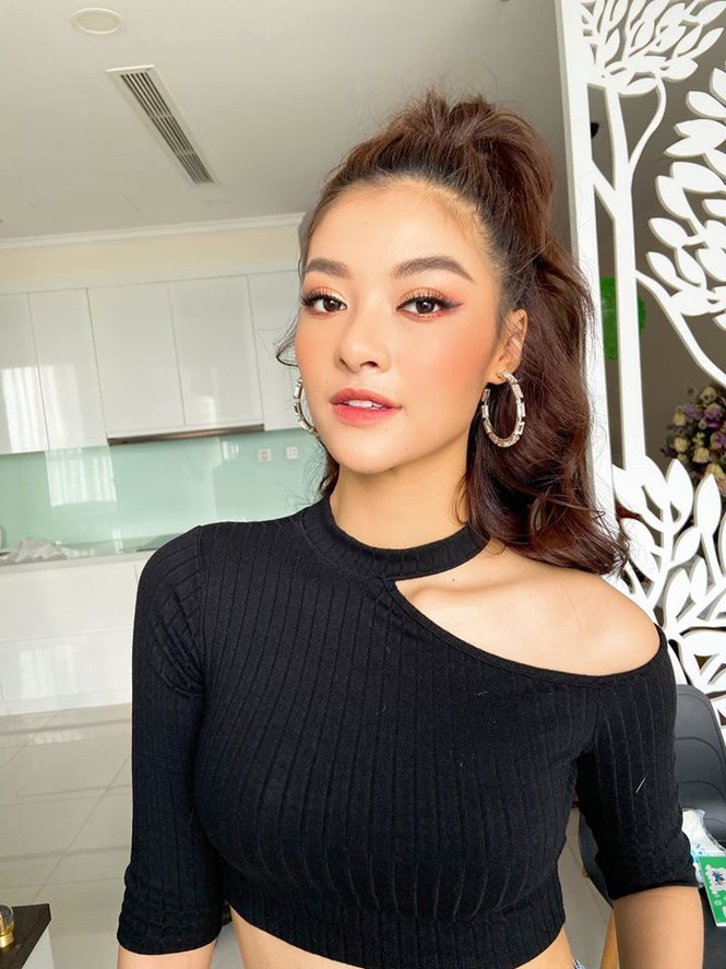 ##s###Á hậu Kiều Loan diện áo crop-top khoe vòng eo thon quyến rũ.