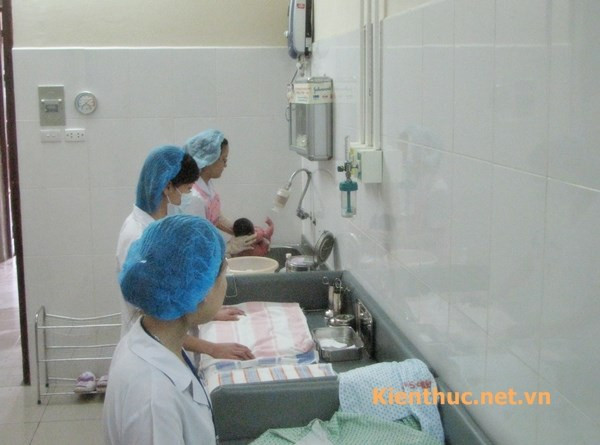 Trong quá trình người mẹ phục hồi, trẻ sơ sinh sẽ liên tục được kiểm tra tình trạng sức khoẻ và được các y tá đưa đi tắm. Khi đưa đi tắm, gia đình không được vào cùng vì thế trẻ sơ sinh sẽ được quản lý theo số trùng với dãy số của người mẹ.
