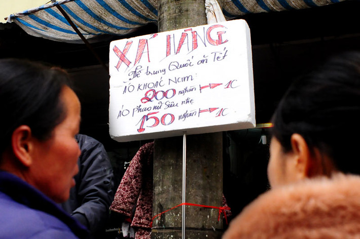 Tại chợ Tân Thanh, nhiều chủ kinh doanh là người Trung Quốc cũng nhanh chóng muốn xả hàng.
