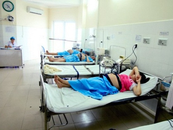Theo bác sĩ sản khoa Nguyễn Phạm Hương Giang (Bệnh viện Phụ sản trung ương), khi bà bầu chuyển dạ được chuyển vào viện có thể sẽ có bà bầu sinh luôn và có những bà bầu phải đợi một thời gian theo hướng dẫn của bác sĩ. Khi sản phụ nhập viện, bệnh viện sẽ tiến hành đo thai, siêu âm, nghe tim thai để biết được tình trạng thai nhi trước khi sinh. Đồng thời, lúc này người nhà sẽ phải đi làm các thủ tục nhập viện cho bà bầu.