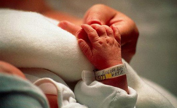 Sau khi tiến hành kiểm tra sức khoẻ, các bác sĩ sẽ đánh số thai nhi và người mẹ cùng một dãy số, thông thường việc đánh số theo tên sản phụ. Việc đánh số nhằm mục đích không bị nhầm trẻ sơ sinh này với sản phụ khác.