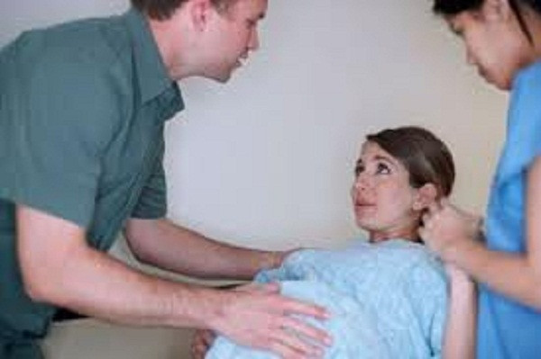 Đến khi bà bầu có những dấu hiệu sinh như: cửa mình mở, âm đạo tiết dịch hồng, đau lưng, bụng bầu tụt …Lúc này tuỳ vào tình trạng của bà bầu và thai nhi các bác sĩ sẽ quyết định sinh thường hay sinh mổ.