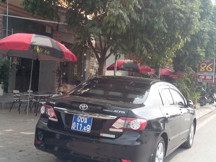 Xe đeo biển 80A, đang đợi "sếp" trước quán cafe trên đường Lê Đức Thọ kéo dài.