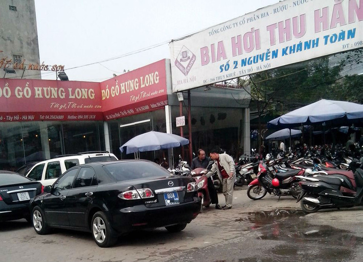 Tuy nhiên, theo ghi của Kiến thức đầu giờ chiều nay (27/1 - tức 27/12 âm lịch), có rất nhiều xe biển xanh, biển đỏ được sử dụng với mục đích: "đưa sếp đến các quán bia, cafe và Karaoke".