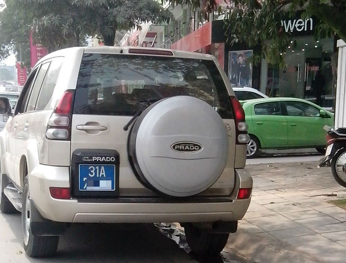 Không chỉ có xe đeo biển 80B, biển đỏ, mà các xe công vụ thuộc thành phố Hà Nội cũng vi phạm luật giao thông và sử dụng của công.