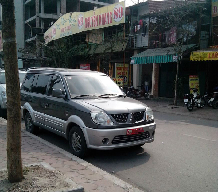 Còn đây cũng là một xe biển đỏ đang đỗ trước quán nhậu trên đường Nguyễn Khang (Cầu giấy).