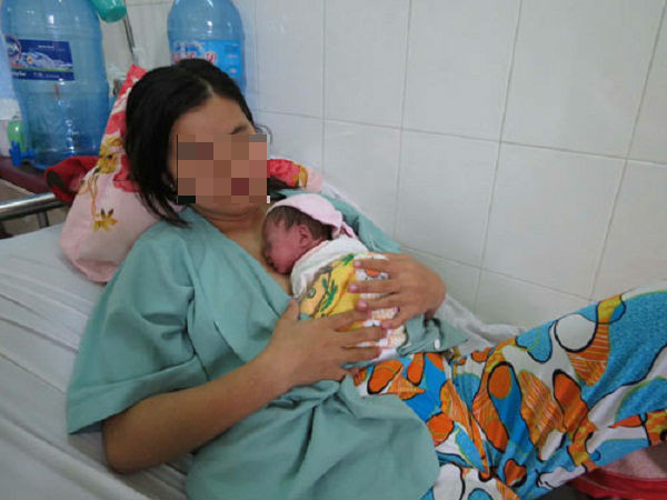 Đối với thai nhi, sau khi tắm cũng như sau khi kiểm tra sức khoẻ an toàn, trẻ sơ sinh sẽ được đưa về giường bệnh của sản phụ để gia đình chăm sóc. Lúc này trách nhiệm trôm nom của gia đình là rất lớn, chỉ khi nào sản phụ hay trẻ sơ sinh có biểu hiện bất thường các bác sĩ sẽ can thiệp kịp thời. Nếu không các y bác sĩ sẽ đi kiểm tra theo đúng kế hoạch và kịp trực.
