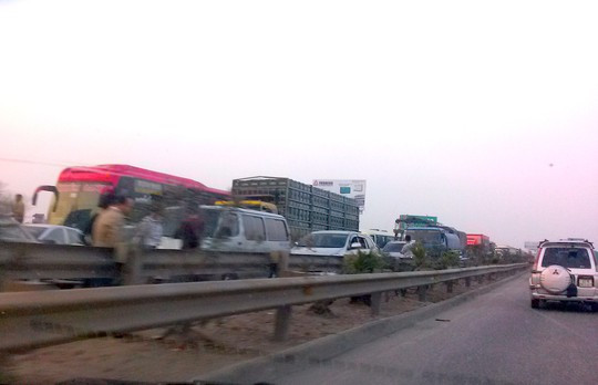 Sau sự cố trên, đoạn đường đã xảy ra ách tắc gần 2km