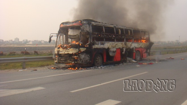 Do không có nguồn nước để dập lửa, nhà xe và hành khách bất lực nhìn ngọn lửa trùm lên rừng rực. Nhiều người chạy xa khỏi chiếc xe vì sợ phát nổ.