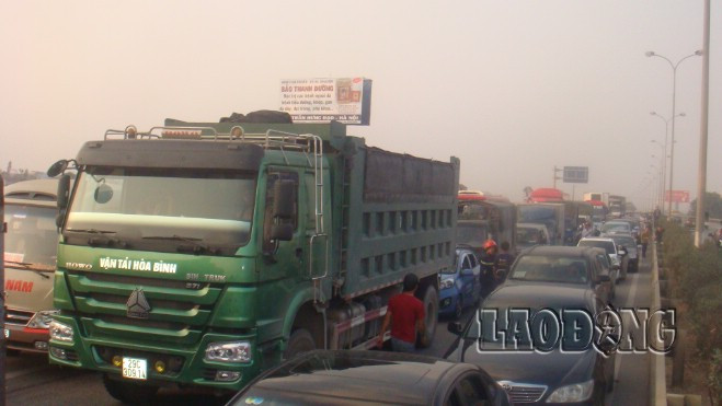 Trung tá Đỗ Mạnh Ninh, đội trưởng đội CSGT số 8 cho biết đến khoảng 5h15 đám cháy đã được khống chế, tuy nhiên chiếc xe đã bị thiêu rụi hoàn toàn, rất may không có thiệt hại nào về người