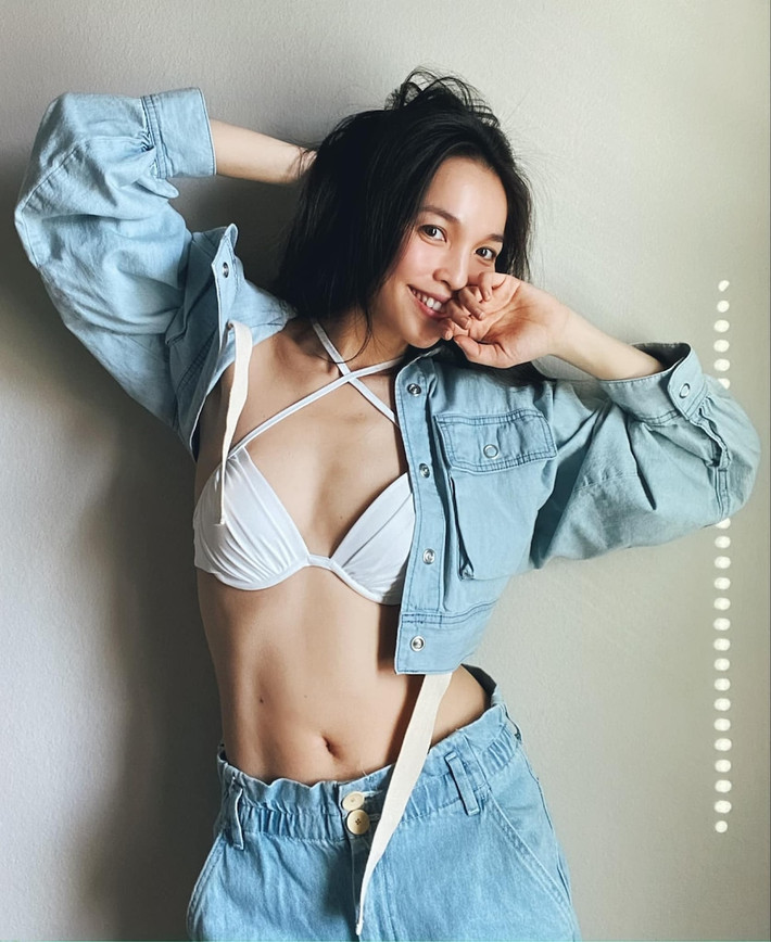 Vòng 1 khiêm tốn nhưng vẫn vô cùng hợp với body của nữ ca sĩ cùng phần bụng phẳng lì không mỡ thừa