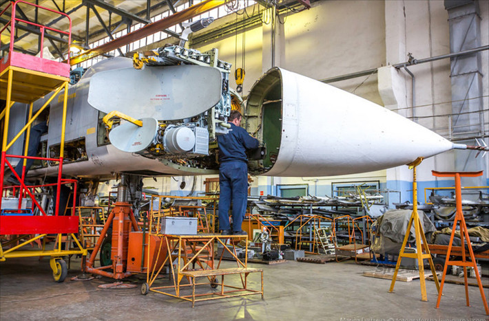 Lắp đặt thiết bị trong mũi máy bay Su-24M.