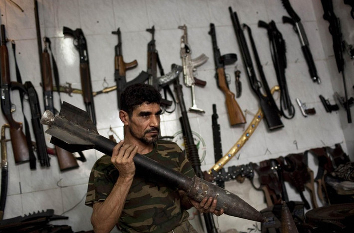 Một chuyên gia vũ khí của quân nổi dậy Syria.