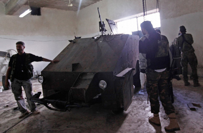 Xe bọc thép tực chế của quân nổi dậy Syria dùng khung gầm xe tải dân sự nhỏ, lắp thêm các tấm thép và súng máy.