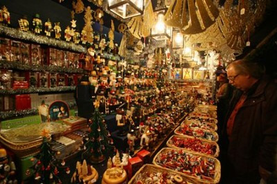 6. Nuremberg, Đức - Nếu là tín đồ shopping, bạn sẽ thích trải nghiệm mùa giáng sinh ở Nuremberg. Tại đây, có tới 180 gian hàng bán đồ trang trí, đồ chơi, nữ trang, nến, bánh gừng, xúc xích lợn rán. Những người bán hàng tốt bụng, thân thiện cũng có thể sẽ mời bạn thưởng thức rượu pha chế cực độc. Đặc biệt nhất là khi trời tối, khi hàng nghìn ánh đèn lung linh tạo ra khung cảnh thần tiên, cổ tích cho Nuremberg.