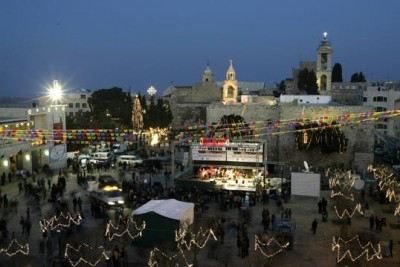 3. Bethlehem, Bờ Tây - Một trong những điều tuyệt vời nhất để làm trong mùa giáng sinh là tới thăm nơi chúa Jesus chào đời. Quảng trường Manger và Thành phố Cổ có thể được thắp sáng với một rừng cây Noel vào đêm giáng sinh. Ngoài ra, khách du lịch cũng có thể tham dự Thánh lễ Nửa đêm ở Nhà thờ St Catherine và hồi hộp chờ khoảnh khắc chuông đồng hồ đánh 12 tiếng. Kỳ giáng sinh ở Bethlehem sẽ trở thành một lễ hội thánh thực sự.