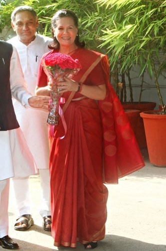 5. Sonia Gandhi: Dù đã có tuổi song bà Sonia Gandhi luôn được đánh giá là người có gu thẩm mỹ tinh tế với những bộ sari được thiết kế công phu, tinh tế với màu đỏ tía hoặc màu đỏ bóoc-đô sang trọng.