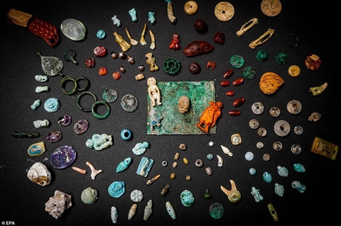 Các nhà khảo cổ học đã phát hiện một chiếc rương tại Pompeii, Italia với rất nhiều vật dụng được cho là liên quan tới hoạt động phù thủy. Rất nhiều thứ được tìm thấy trong rương kho báu. Người ta tìm thấy rất nhiều tinh thể, đá hổ phách, thạch anh tím, các vật dụng làm từ xương, bọ cánh cứng, bùa hộ mệnh, búp bê, chuông, hộp sọ và thậm chỉ là cả biểu tượng dương vật thu nhỏ.