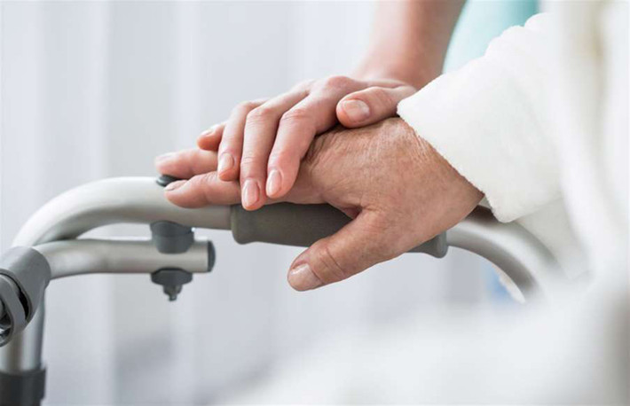 Nữ y tá Hadassah Peri không hề biết bệnh nhân mà cô nhận chăm sóc chính là Huguette Clark - một người thừa kế vô cùng giàu có song không nhiều người biết thân phận thật sự của bà. Suốt từ năm 1911 - 2011, Peri đã luôn ở bên Clark và tận tình chăm sóc bà mỗi ngày. Khi Clark mất năm 2011, người này đã để lại cho nữ y tá này khoản tiền là 33,6 triệu USD cùng bộ sưu tập búp bê quý giá của mình./.