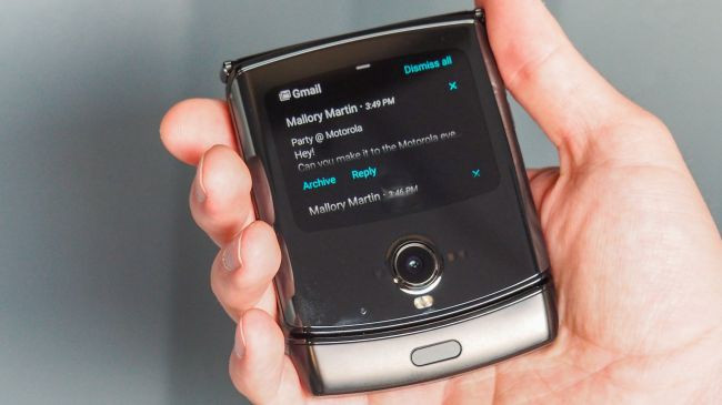 Motorola Razr (ra mắt đầu năm 2020) dùng màn hình OLED gập 6,2 inch, có giá 1.500 USD, đắt hơn iPhone 11 Pro hay Galaxy Note 10 Plus nhưng rẻ hơn Galaxy Fold. Máy thực chất có 2 màn hình, một trong, một ngoài, trang bị cảm biến vân tay, hai camera phía sau và một camera 5MP bên trong màn hình chính.