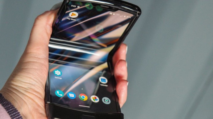 Năm 2019 chứng kiến hàng loạt smartphone hấp dẫn ra đời như iPhone 11 Pro, Pixel 4, OnePus 7T, Pixel 3a. Khi Samsung cuối cùng cũng bán Galaxy Fold cho người dùng, mọi con mắt đều đổ dồn vào Motorola và mẫu smartphone gập Razr. Razr dự kiến bán ngày 6/1 nhưng phải lùi lại vì quá… “hot”.