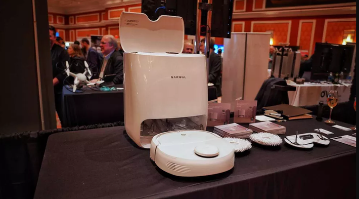 Robot hút bụi Narwal T10 có thể tự làm sạch. Thiết bị có thể tự động thay ngăn chứa nước bẩn sang nước sạch.