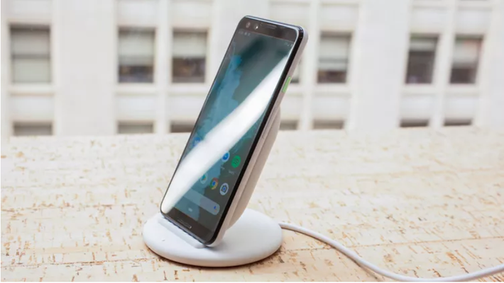 Google Pixel 3 có hệ thống máy ảnh “đặc biệt” với duy nhất 1 camera sau nhưng chất lượng hình ảnh tuyệt vời kể cả trong điều kiện ánh sáng ban ngày hoặc tối. Sản phẩm kế nhiệm Pixel 4 dự kiến vào tháng 10.
