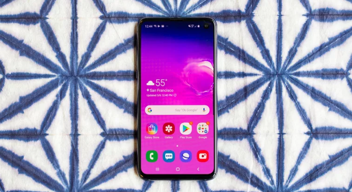 Samsung Galaxy S10E là điện thoại Galaxy S10 thân thiện với ngân sách nhất. Chiếc smartphone có kích thước nhỏ, phù hợp với những người ưa thích điện thoại điều khiển bằng 1 tay, với chipset Snapdragon 855 siêu nhanh và thời lượng pin dài. Thiết bị có thể sạc không dây.