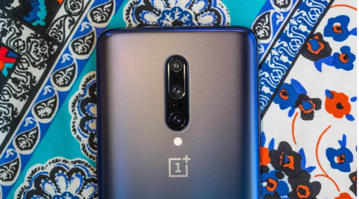 OnePlus 7 Pro của Nokia vẫn “giữ chân” không ít người hâm mộ nhờ mức giá 669 USD cho phiên bản 6GB RAM/128GB, 699 USD cho biến thể 8GB/256GB, với các tính năng hấp dẫn như camera selfie bật lên, cảm biến vân tay trong màn hình và nhiều camera phía sau.