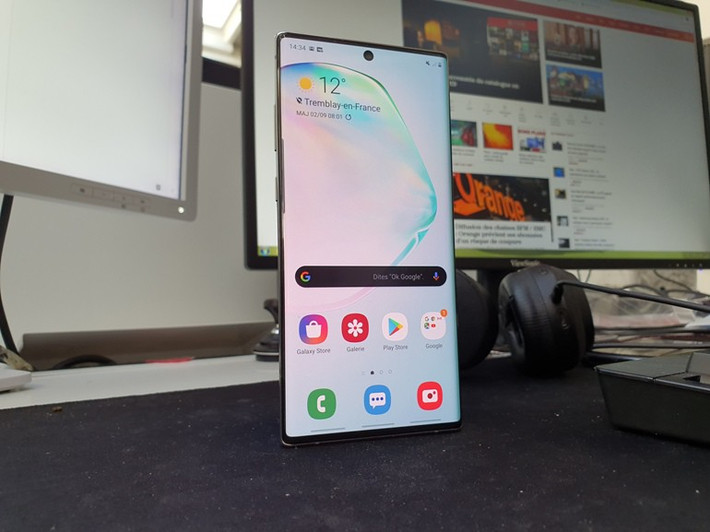 Với pin 4.300 mAh và thời lượng pin khoảng 21 giờ, Samsung Galaxy Note 10 Plus có đủ năng lượng cho màn hình khổng lồ 6,8 inch hoạt động cả ngày, chụp ảnh cực chất với một camera đơn ở phía trước, 3 camera ở mặt sau và ToF (cảm biến độ sâu).